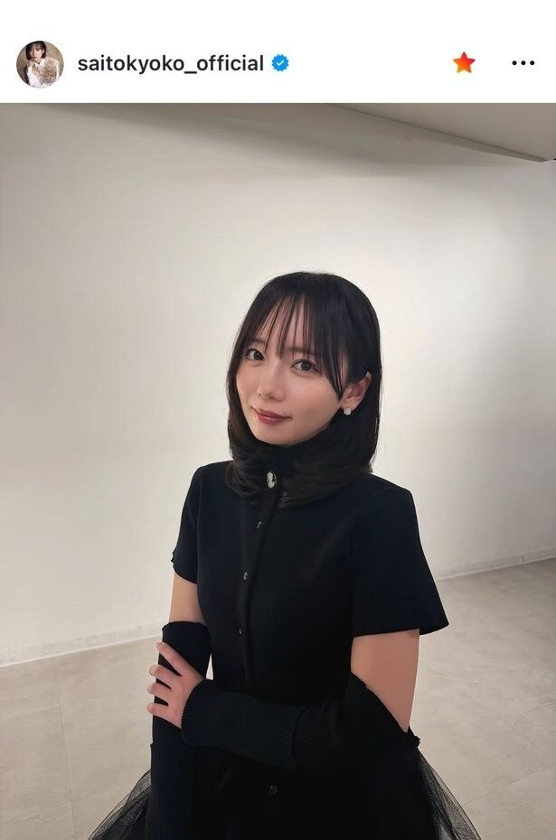 【写真】齊藤京子、黒ワンピで佇む美貌ショット