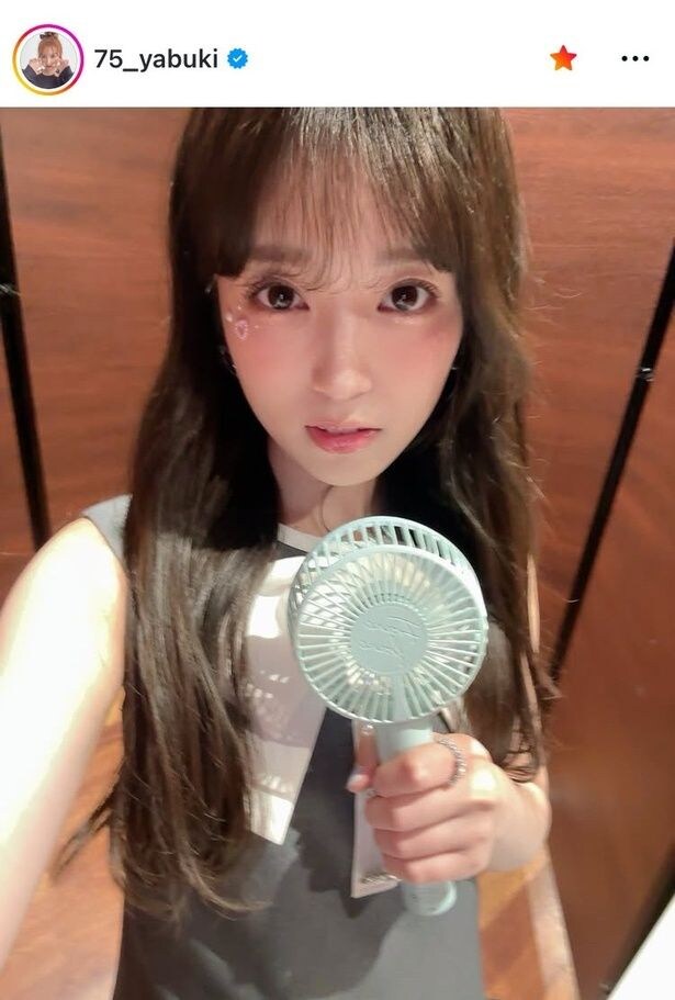 【写真】矢吹奈子、扇風機片手のアップショット