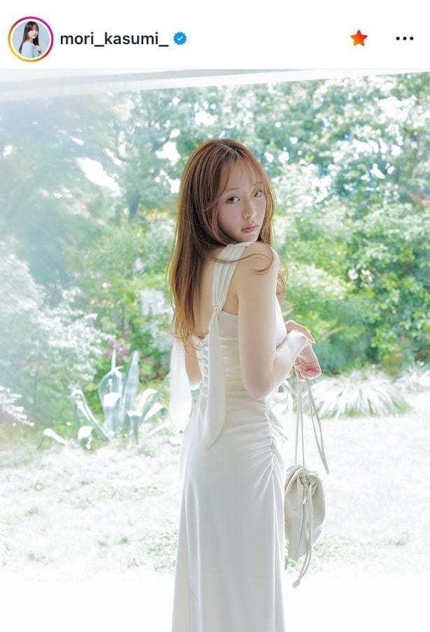 【写真】淡い光に包まれた後ろ姿が美しい…森香澄、振り向きざまの表情