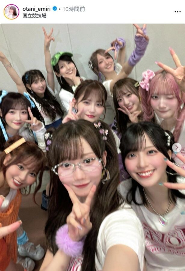 【写真】ハーフツインに細縁メガネスタイルの=LOVE・大谷映美里、メンバーと集合ショット