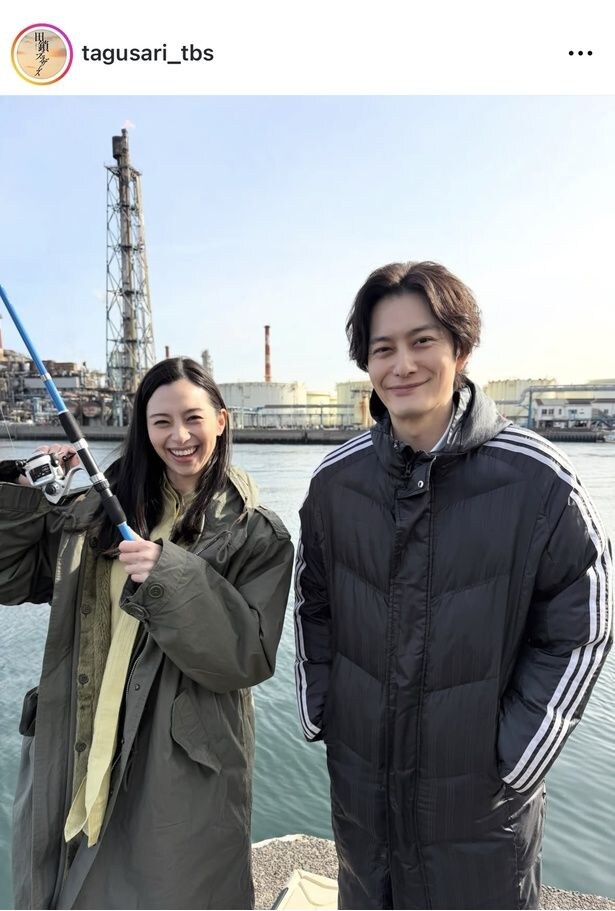 【写真】岡田将生&中条あやみ、寒空での笑顔2ショットがかわいい