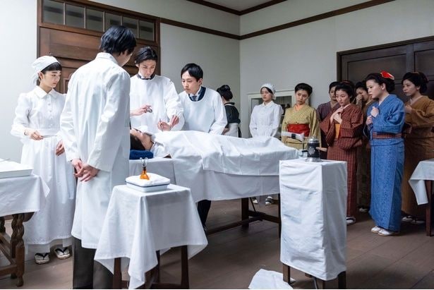 りん(見上愛)は手術助手として成長し頼もしい姿を見せる