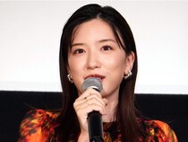 白オフショルが“透明感”を引き立てる…永野芽郁、“美デコルテ”輝く1枚に「かわい過ぎ」「笑顔大好き」