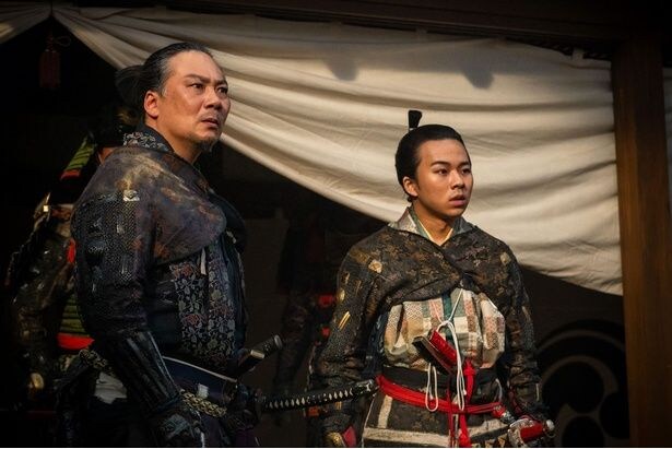 別所賀相(田中美央)の暴走を止めることができない別所長治(下川恭平)