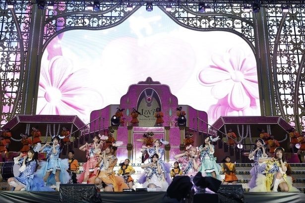 ＝LOVE STADIUM LIVE「Beyond "KYUN"(ハート)」公演より