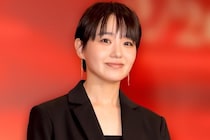 奈緒、舞台「大地の子」で菊田一夫演劇大賞受賞を笑顔で報告…黒ドレス姿に反響