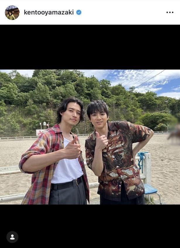 【写真】山崎賢人&山田裕貴、グッドサインをして寄り添う2ショットに反響
