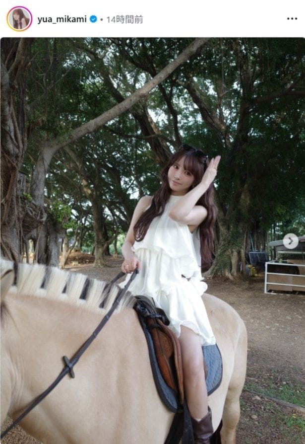 【写真】初乗馬を楽しむ三上悠亜、ふわりと広がる白ドレス姿