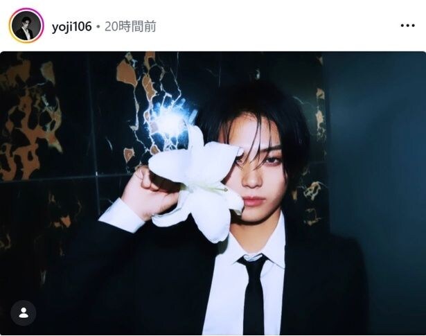 【写真】黒のスーツ姿で白い花を手にした岩瀬洋志