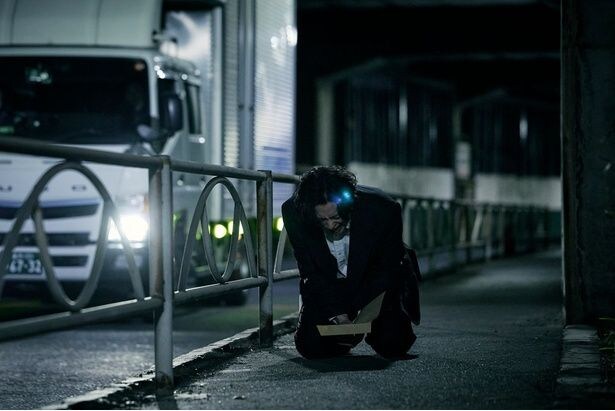 真犯人が晴子だと気付いた真(岡田将生)は、人目もはばからず号泣