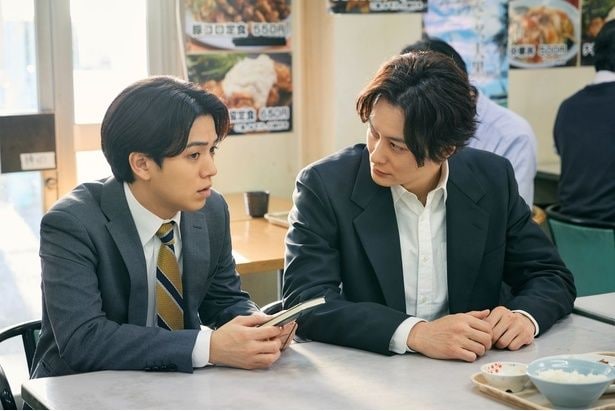 石坂(宮近海斗)から報告を受ける真(岡田将生)