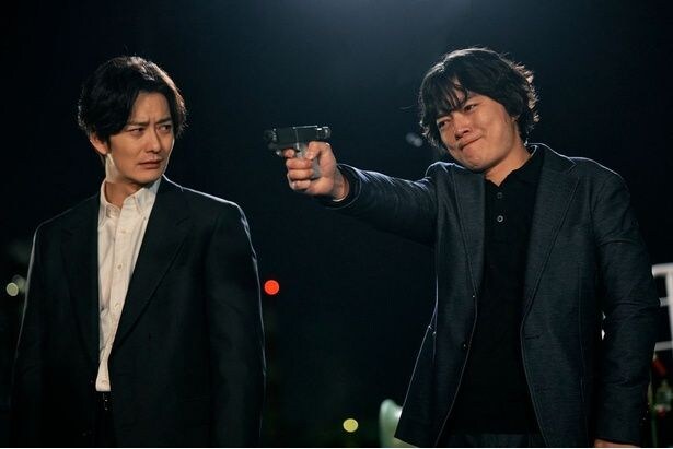 どうしても晴子を撃つことができない稔(染谷将太)に真(岡田将生)は…