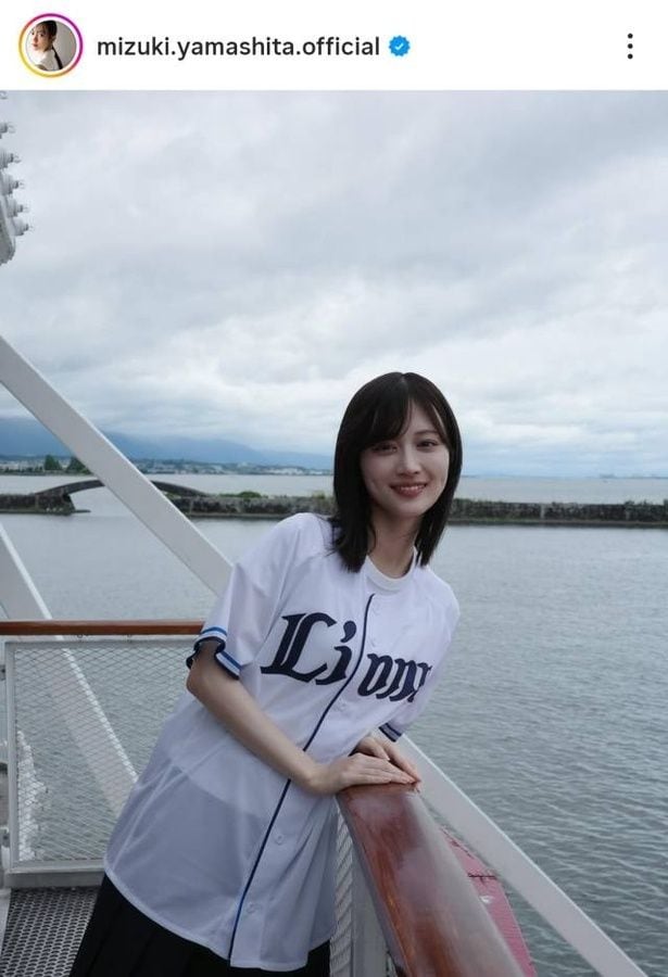 【写真】山下美月、琵琶湖背景にスマイルショット