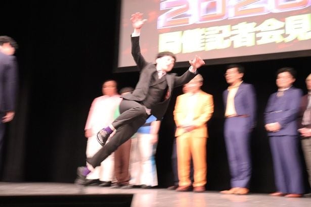 「逃げろ!」の瞬間の躍動感あふれる1枚