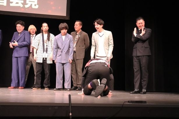 体を張ることが仕事の芸人たちも、吉野おいなり君が見せた膝からの着地に思わずこの表情