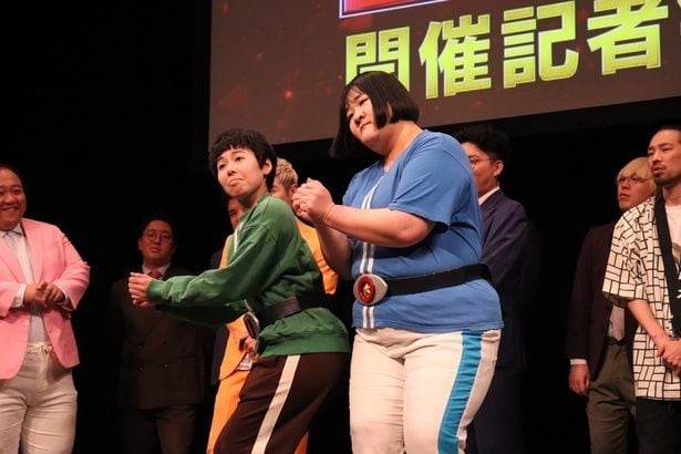 「逮捕されちゃうYO!」のところでそろってポーズを決めたヨネダ2000