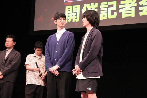「推しの卒業」という深い悲しみから立ち直れていない様子のカラタチ・前田壮太(写真右)