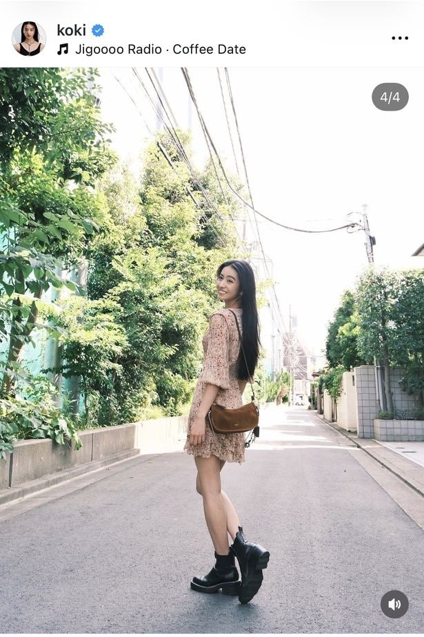 【写真】Koki,、姉・Cocomi撮影…Vネックの花柄シフォンワンピで異次元の美スタイル