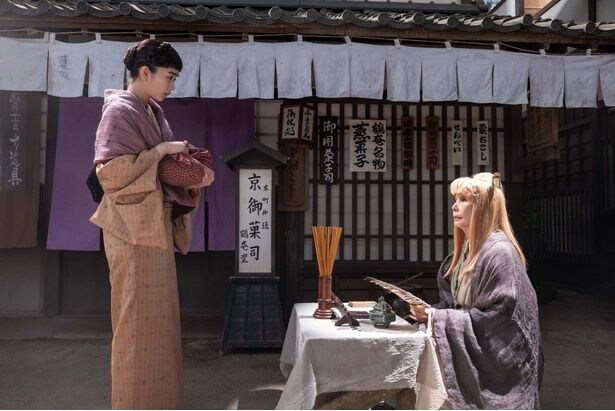 りん(見上愛)、謎の占い師・真風(研ナオコ)と初対面