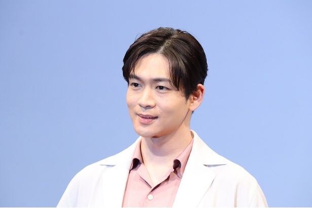 松下洸平“流星”、選挙カー前で闘志メラメラ…真剣な腕組みショットに「素敵」「応援します」の声<銀河の一票>