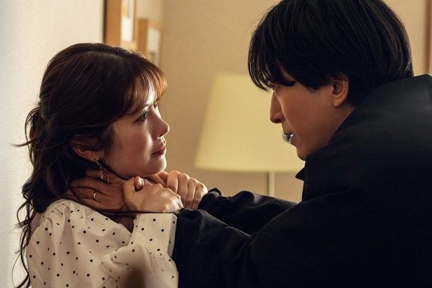アサ(宮澤エマ)の首を締め自分のものにしようとする哲也(浅香航大)