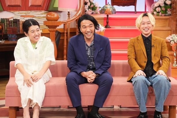 建築家夫婦の家の調査にも赴いたサブMCの横澤夏子(左)