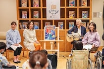 絵本の読み聞かせイベント「Disneyストーリータイム」が宮城県立こども病院で開催　“宗さん”もギターを持って登場