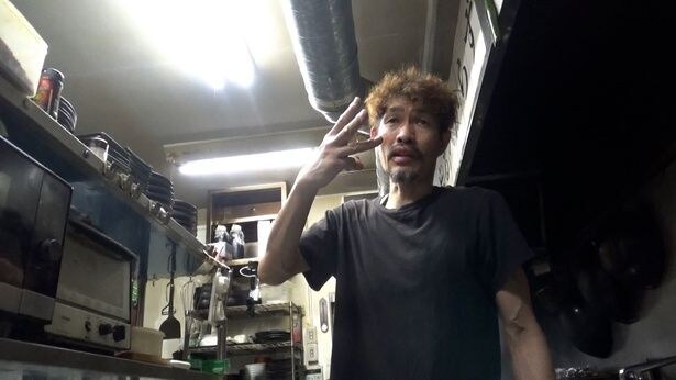 卒業するアルバイトのために奮闘する寝坊助店主
