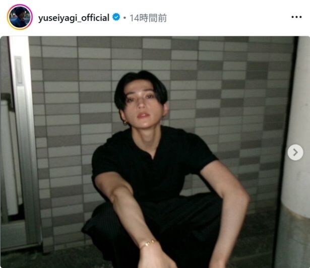 【写真】八木勇征、しゃがみ込んで見下ろす視線に思わず目を奪われる…暗がりなショット