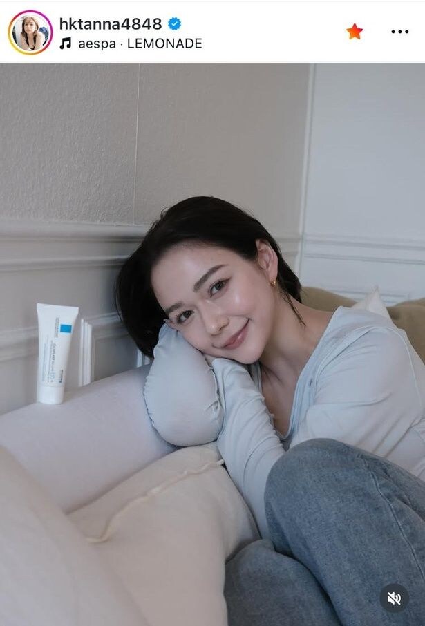 【写真】村重杏奈、クッションに頬を寄せた水色コーデ