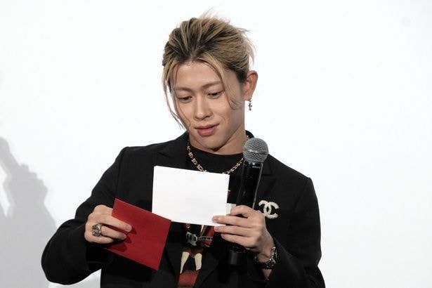 向井康二からのメッセージ(偽物)を読み上げる末澤誠也