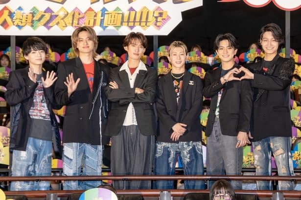 (左より)西村拓哉、小島健、向井康二、末澤誠也、正門良規、佐野晶哉