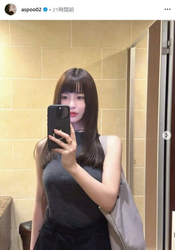 【写真】岸明日香、黒髪×ぱっつん前髪の姿