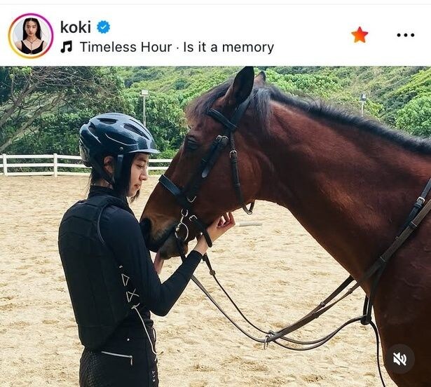 【写真】まるで映画のワンシーンみたい…Koki,、乗馬場で馬と向き合う姿