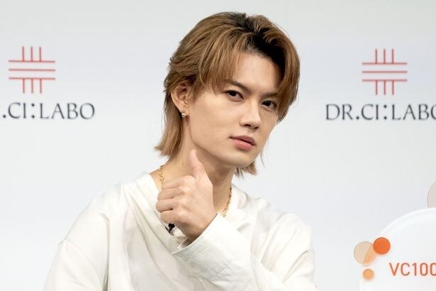 佐野勇斗、書道六段の腕前を披露　“イイじゃん”＆“滅”ポーズ連発でサービス精神の旺盛さも発揮
