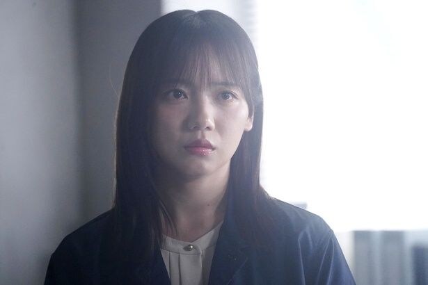 郡司(齊藤京子)、先輩署員の告白にショックを隠せず涙を流す