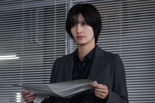 明日香(橋本愛)、誠(佐藤二朗)から離婚届を受け取る