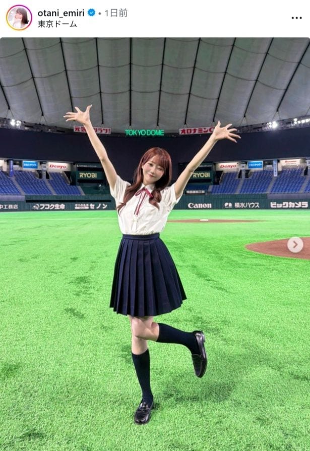 【写真】=LOVE・大谷映美里、東京ドーム内で白シャツ×紺スカートの制服姿