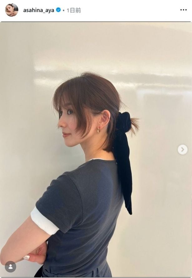 【写真】朝比奈彩、お団子ヘアに大きなリボンを結んだヘアスタイル