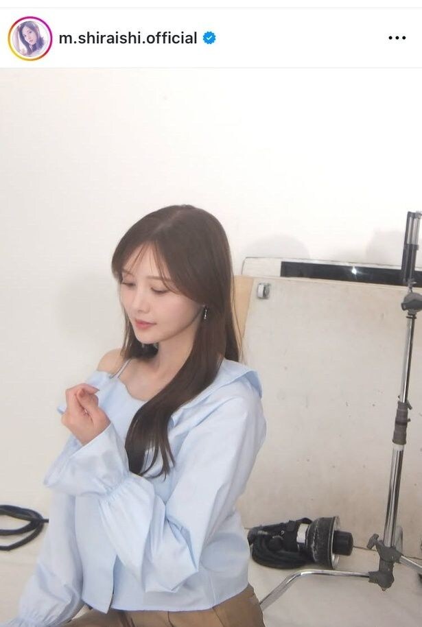 【写真】白石麻衣、ワンショルダーで“美肩”輝く姿