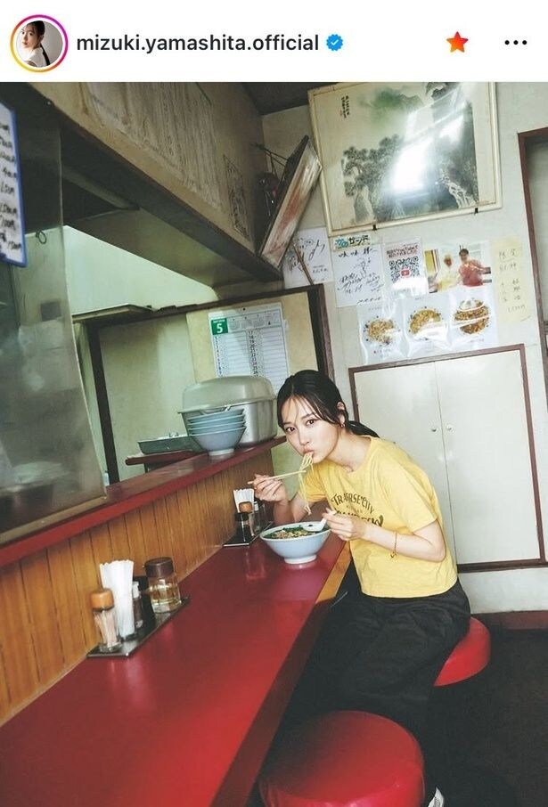 【写真】街の中華で“ラーメン女子”がエモい…山下美月、黄色Tシャツのラフな横顔姿