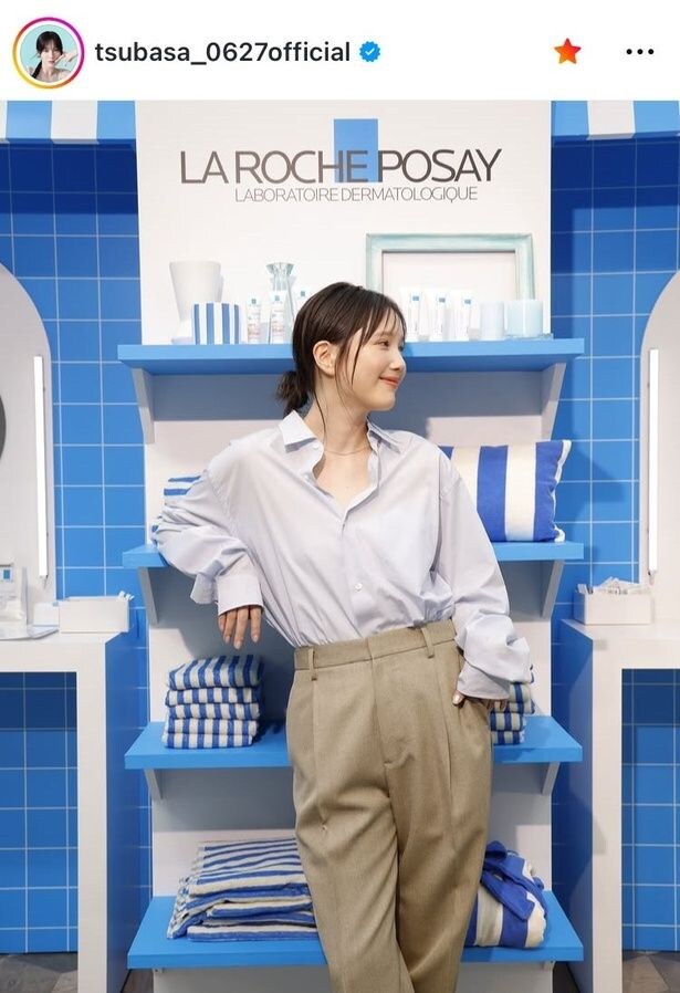 【写真】本田翼、第二ボタンまで開いた夏色ブルー姿