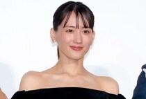 青空に伸ばした片腕が“爽快”…綾瀬はるか、ピースポーズ姿のオフショットに「素敵」「綺麗」ファン称賛