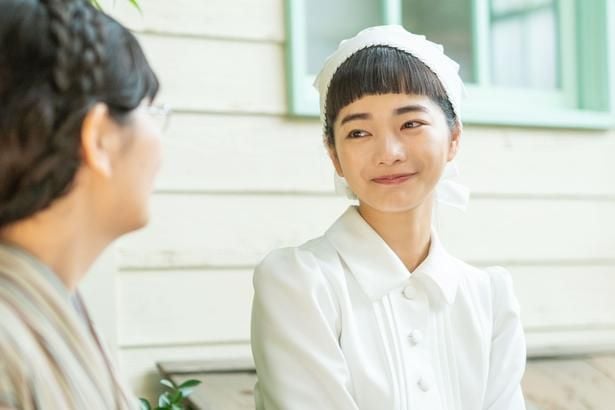 喜代(菊池亜希子)の優しく温かい言葉に笑顔を見せるりん(見上愛)