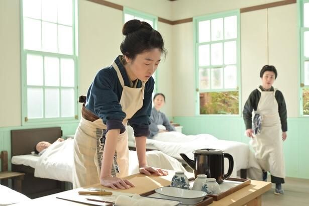 ツヤ(東野絢香)は仕事中に立ちくらみを覚える