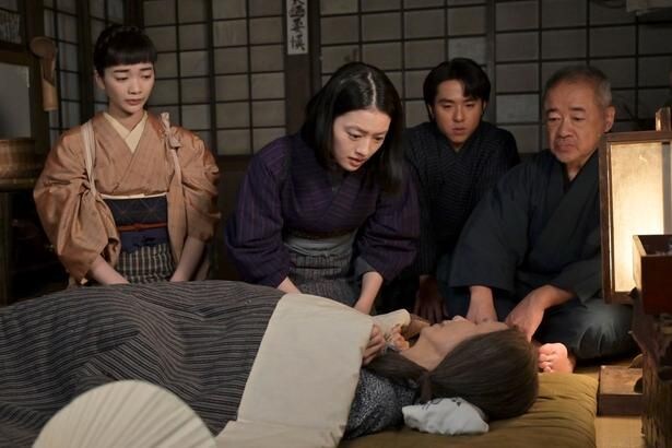 直美(上坂樹里)＆りん(見上愛)は長屋のトヨ(松金よね子)の看護に駆け付ける