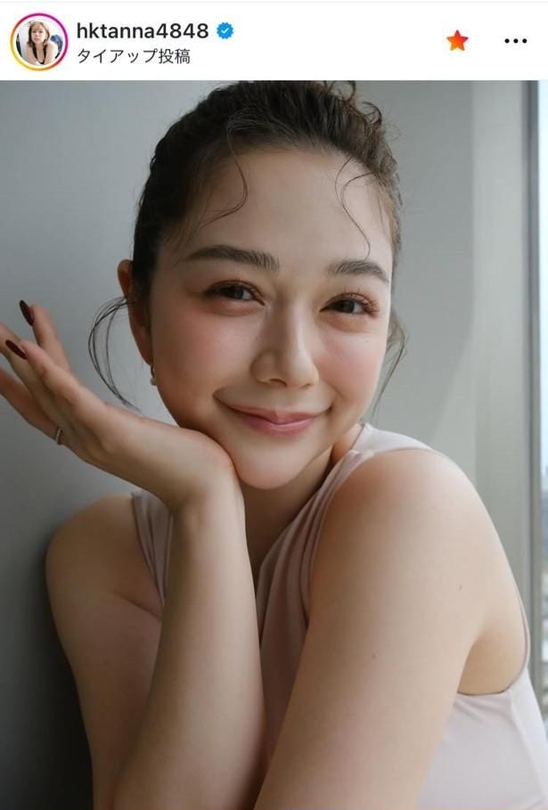 【写真】村重杏奈、タンクトップ1枚で頬杖姿