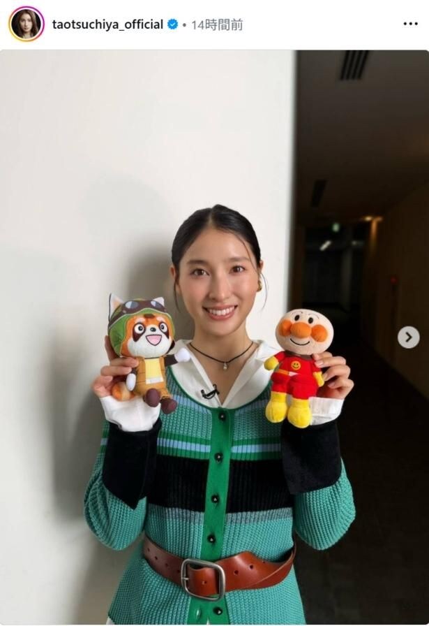 【写真】土屋太鳳、パンタンとアンパンマンのぬいぐるみを持ってかわいい笑顔