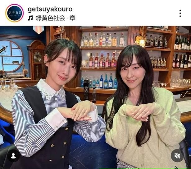 【写真】波瑠&麻生久美子、笑顔でお馴染みのポーズを披露
