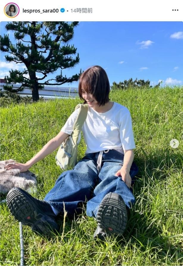 【写真】南沙良、白T×デニムで芝生の上に座る“オフ感”あふれるショット